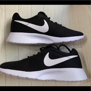 Black & white NIKE sneakers NWT